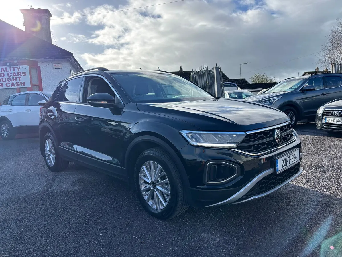 Volkswagen T-Roc 2023  DIESEL  ONE  OWNER - Image 1