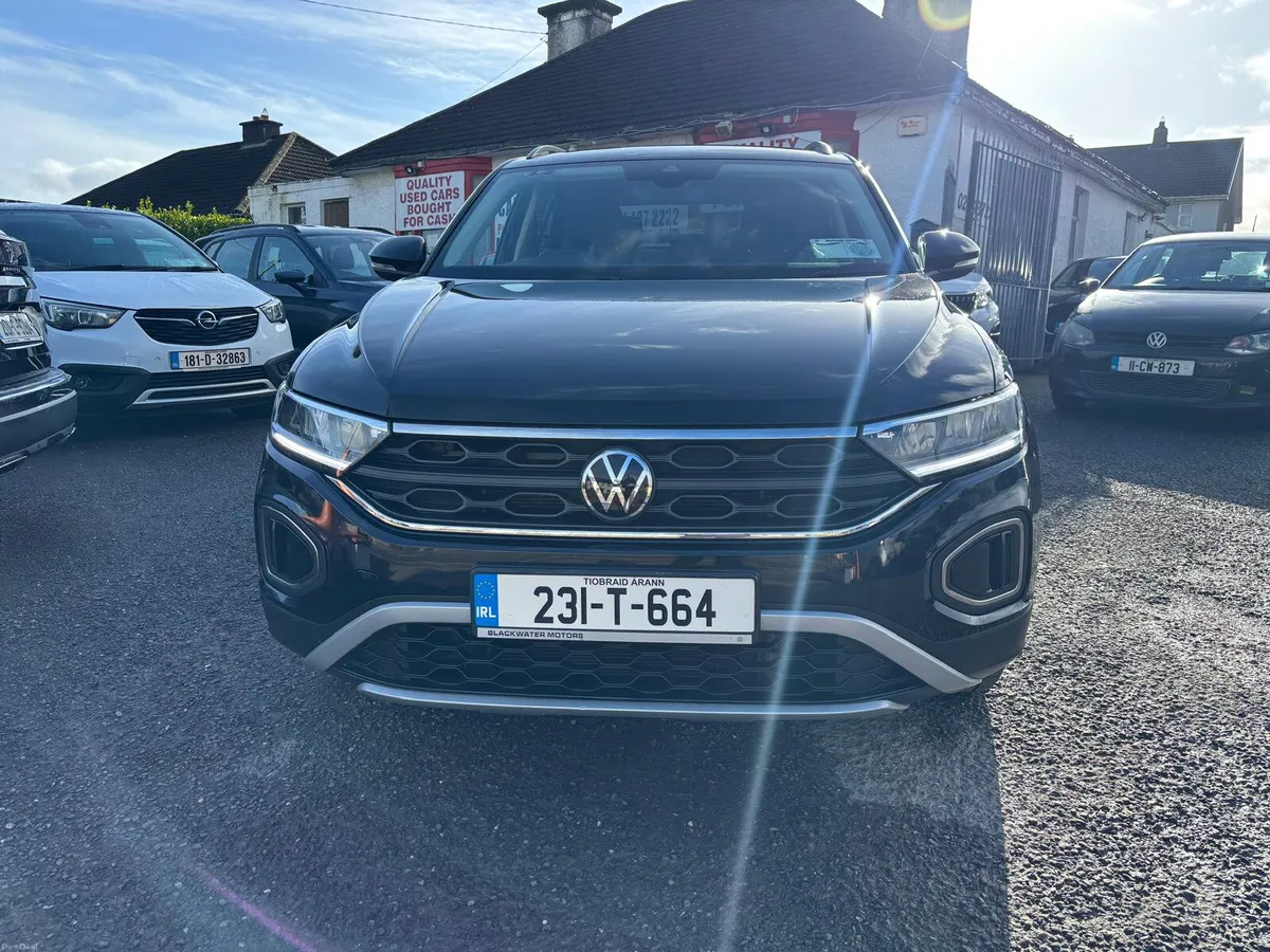 Volkswagen T-Roc 2023  DIESEL  ONE  OWNER - Image 3