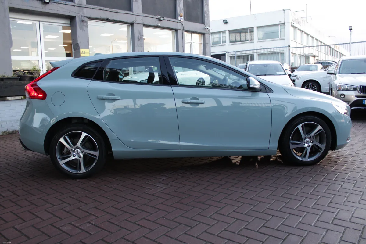 2.0D4 MOMEMTUM EDITION 180HP 5DR HATCHBACK AUTOMAT - Image 3