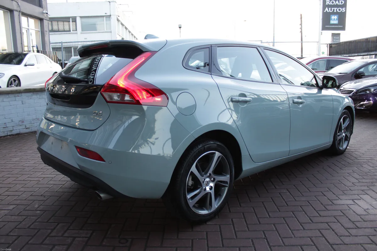 2.0D4 MOMEMTUM EDITION 180HP 5DR HATCHBACK AUTOMAT - Image 4