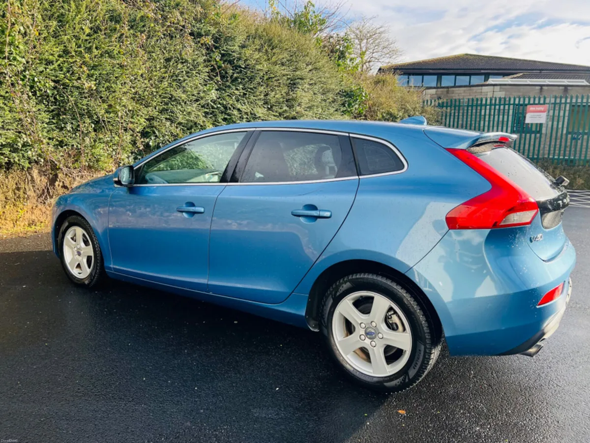 Volvo V40 BLUETOOTH //  FULL LEATHER // REVERSE CA - Image 3