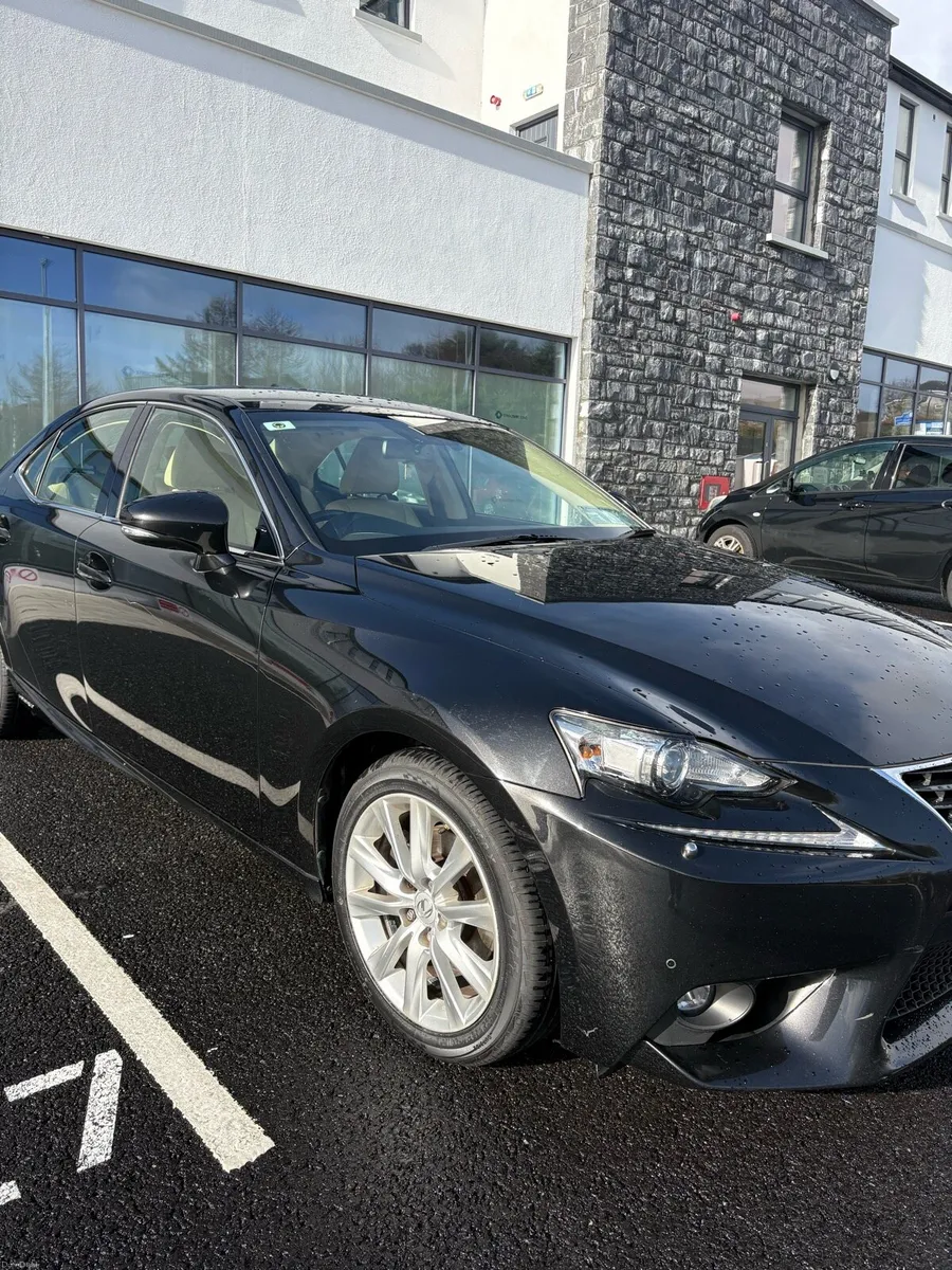 Lexus IS300h 2015 - Image 2
