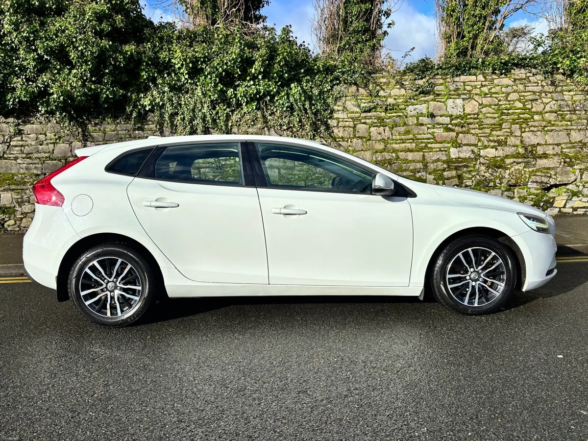 Volvo V40 2.0 D2 Momentum NCT 10/2026 - Image 2