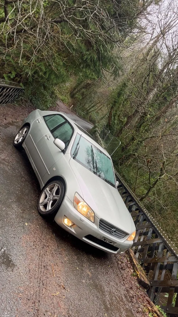 Lexus IS 2001 - Image 1