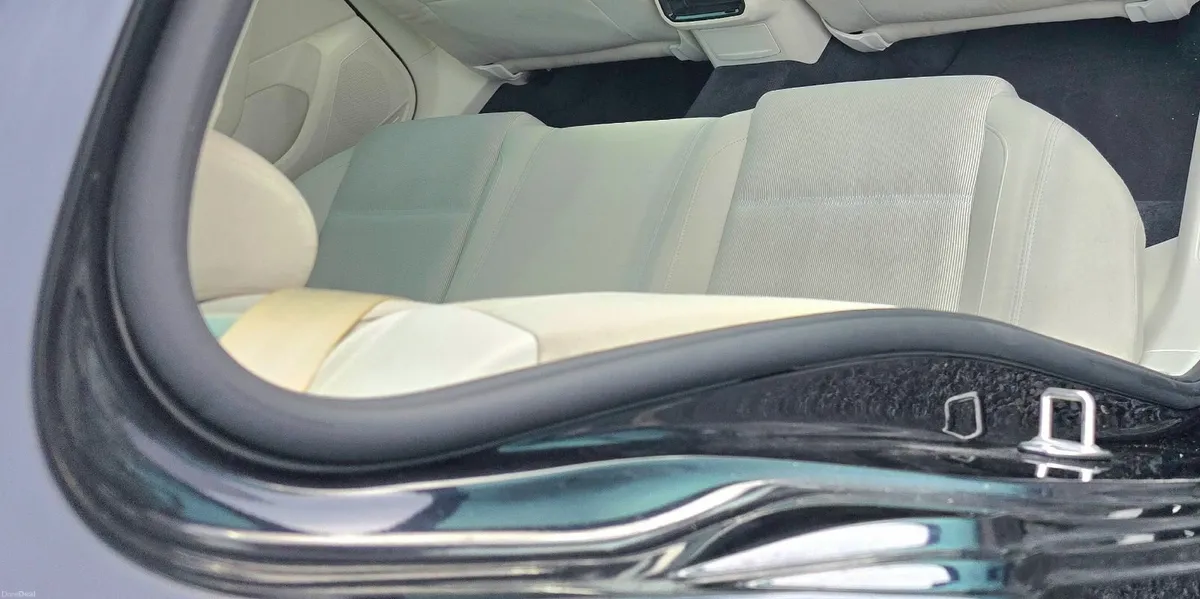 Volkswagen Passat 2015 - Image 2