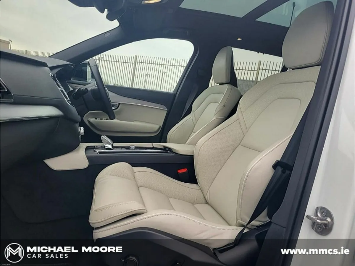 Volvo XC90 T8 PHEV AWD Plus Dark AUTO*(7 SEATER, P - Image 4