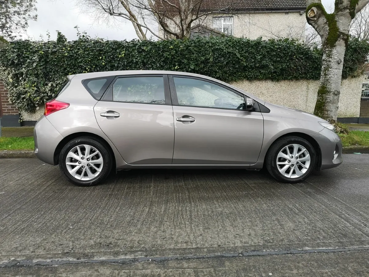 Toyota Auris 2014 - Image 1