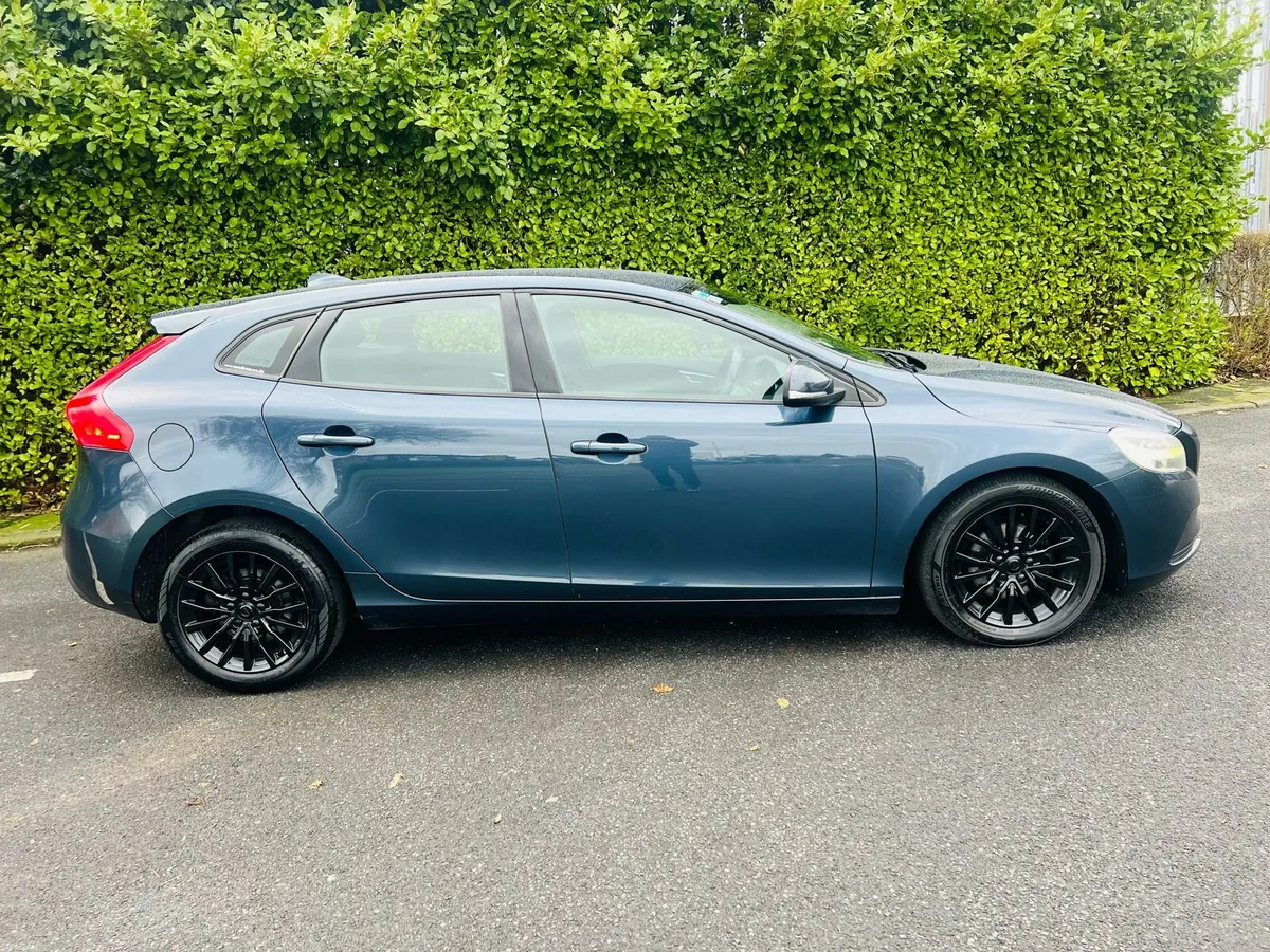 2016 Volvo V40 2.0 D2 Momentum - Image 2