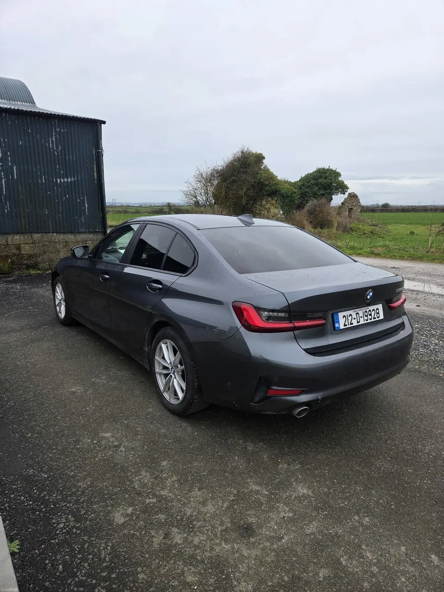 BMW 3 Series Saloon - Image 4