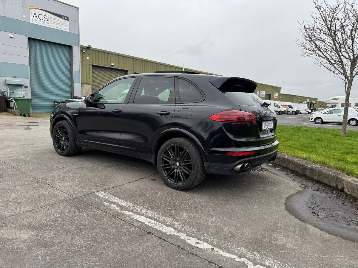 2017 Porsche Cayenne S 3.0 e-hybrid 416 hp - Image 3