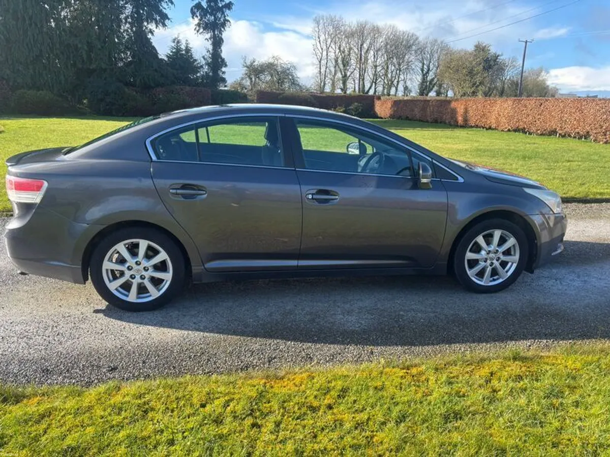 2009 Toyota Avensis - Image 1