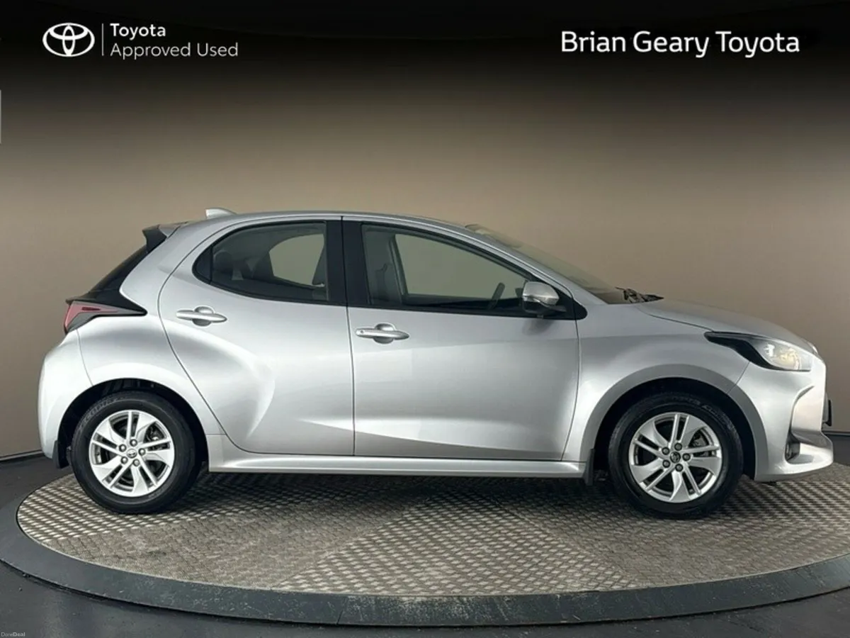 Toyota Yaris HYBRID LUNA - Image 3
