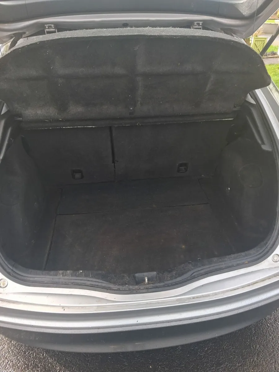 Honda civic 1.3  year 2011 - Image 2