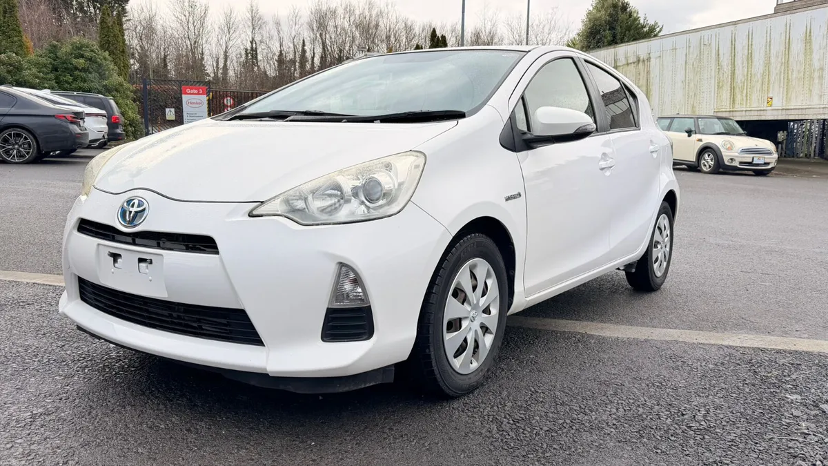 TOYOTA AQUA 2012 WHITE - Image 2