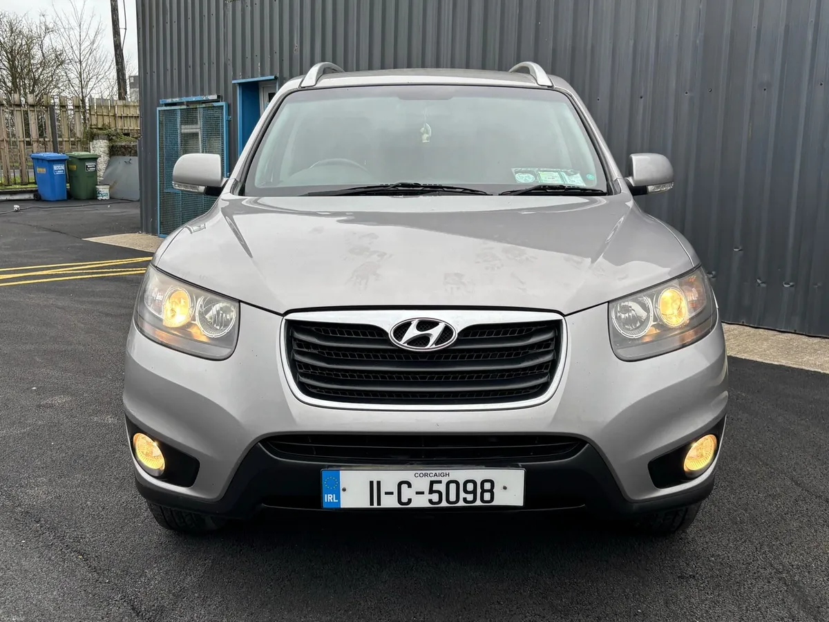2011 Hyundai Santa Fe 7 seater - Image 2
