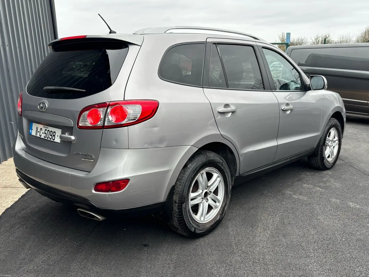 2011 Hyundai Santa Fe 7 seater - Image 4