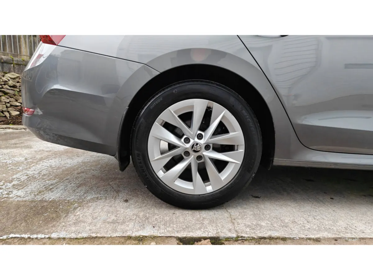 Skoda Octavia AMBITION 2.0 TDI 115 BHP-GRAPHITE GR - Image 3