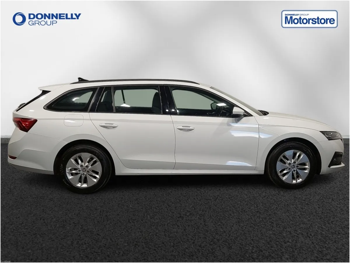 Skoda OCTAVIA Diesel Estate SE - Image 3
