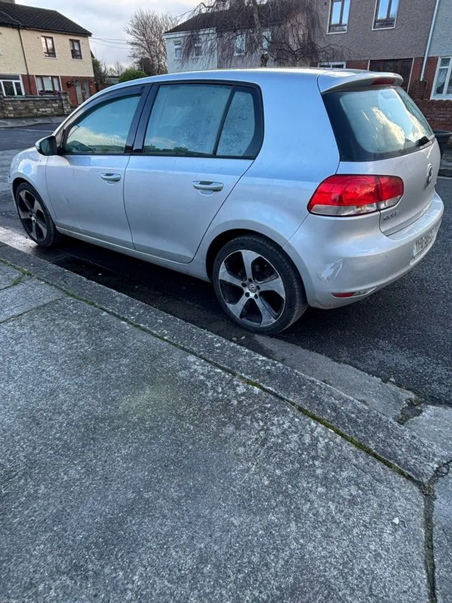 2011 Volkswagen Golf - Image 2