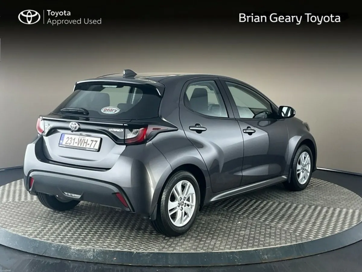 Toyota Yaris HYBRID LUNA - Image 2