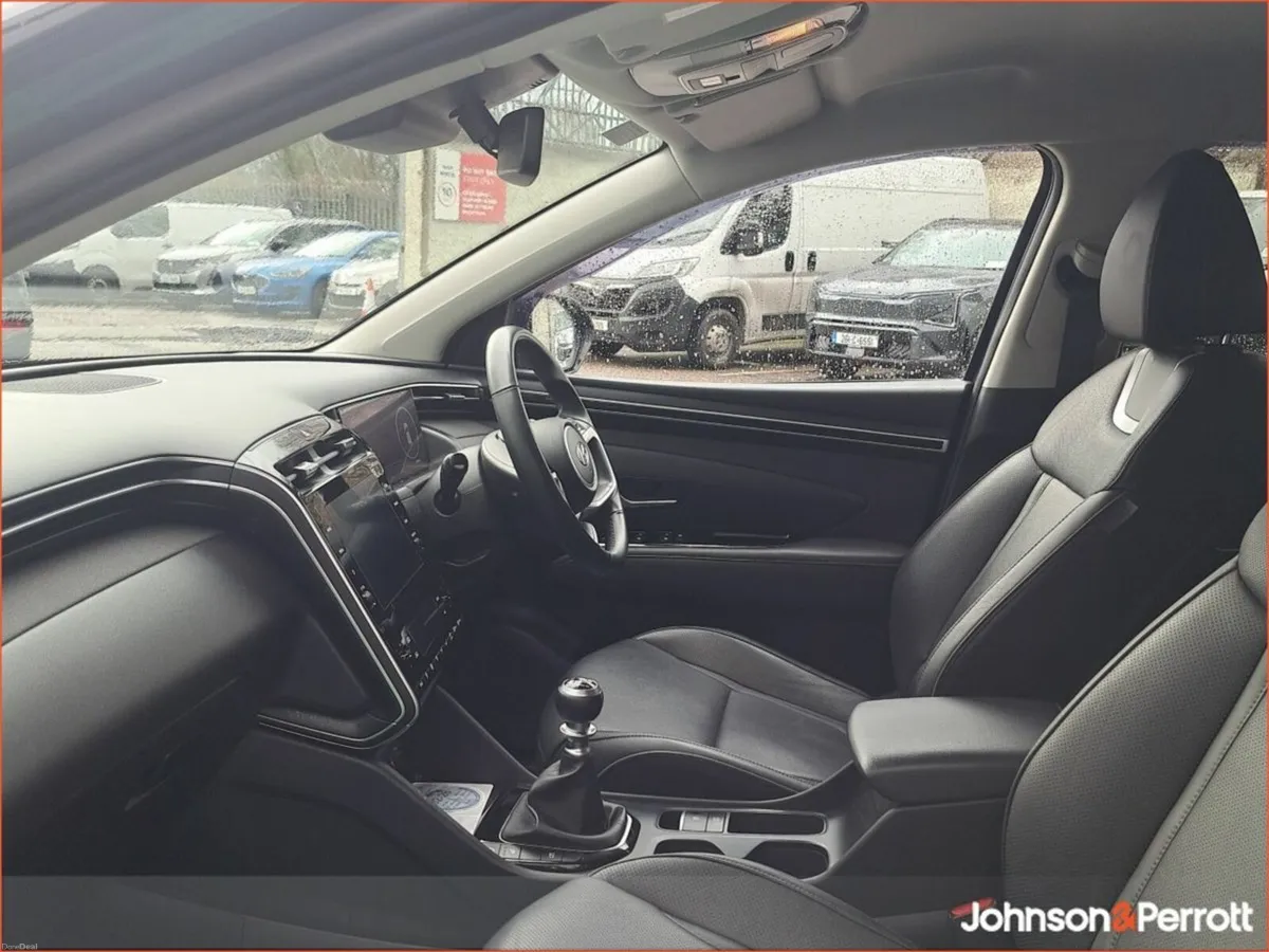 Hyundai Tucson 2WD Executive w.2 Tone Roof - Image 3