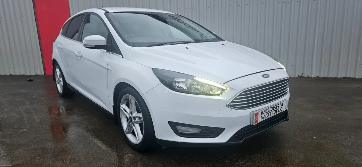 Ford Focus zetec app pack 1.0 eco 100bhp low miles - Image 3