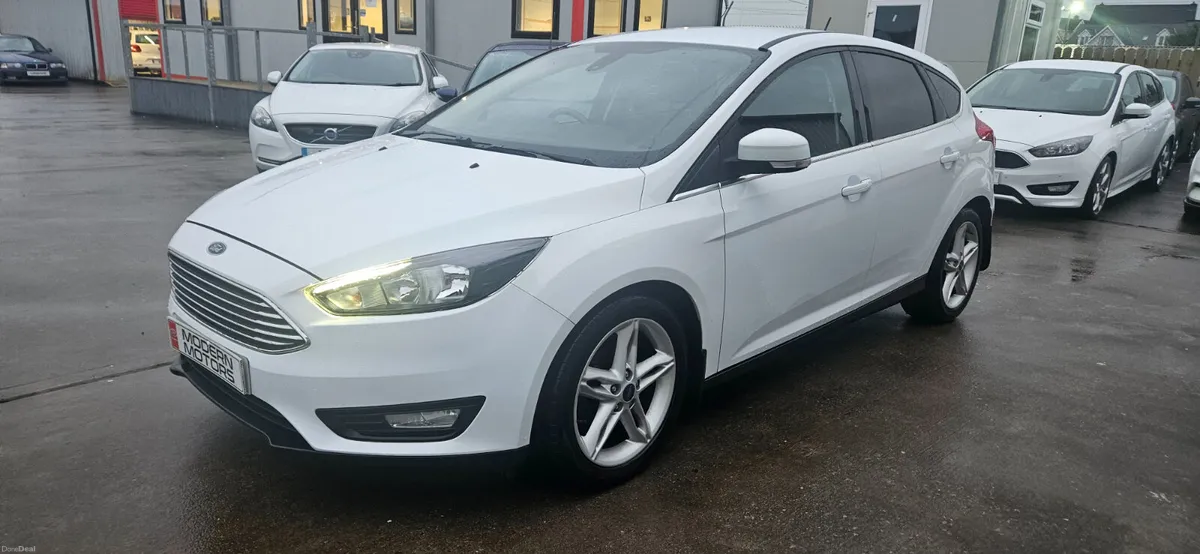 Ford Focus zetec app pack 1.0 eco 100bhp low miles - Image 4