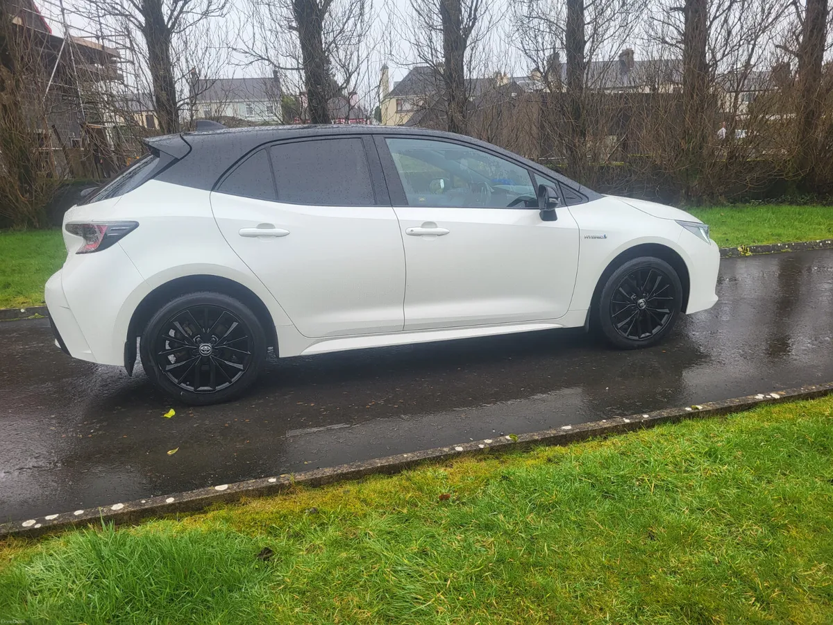 Toyota Corolla LUNA SPORT . HYBRID - Image 2