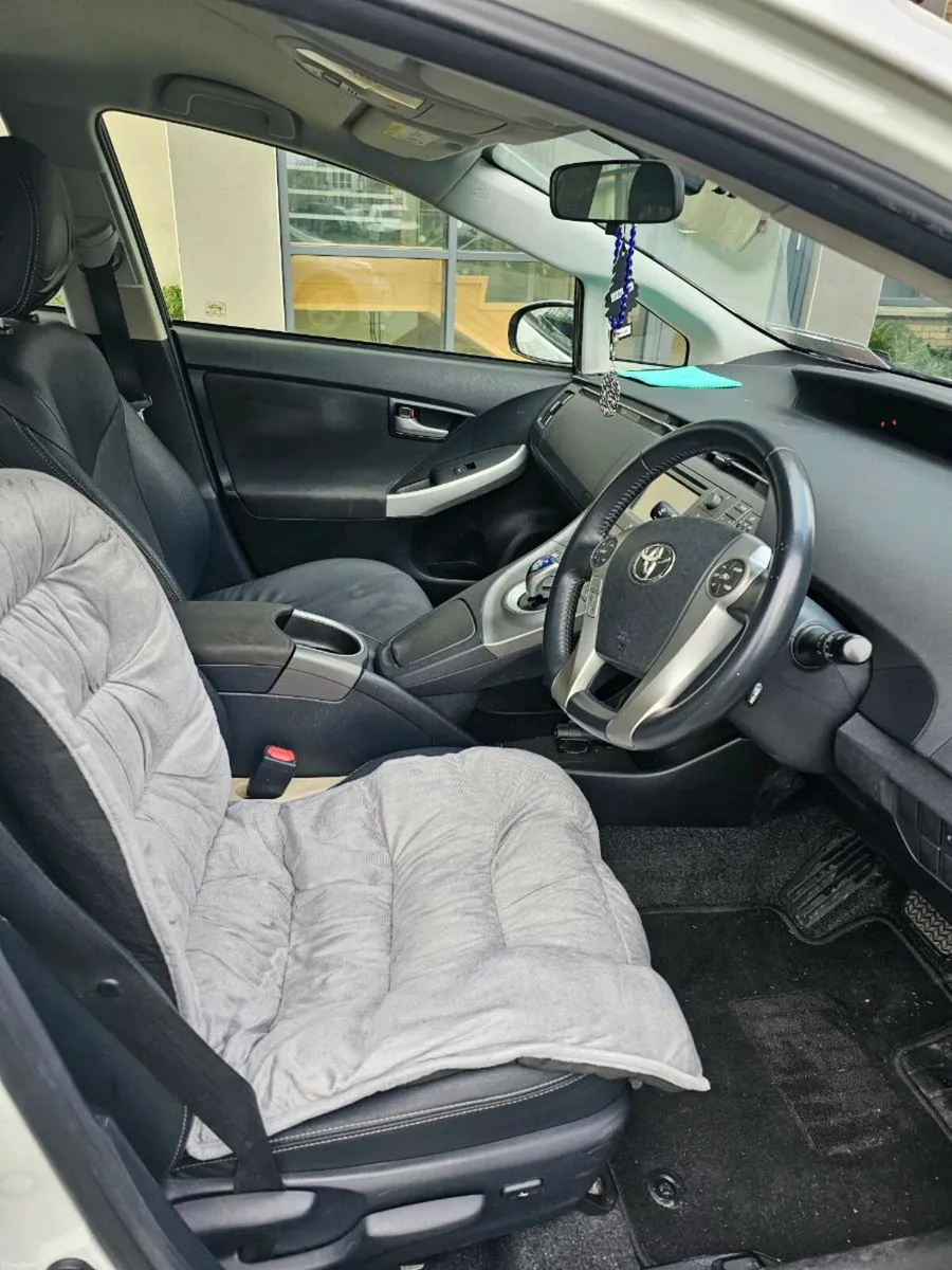 Toyota Prius 2015... 60,200 kms - Image 4