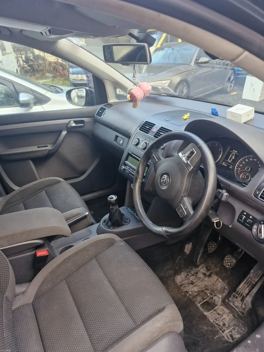 Volkswagen Touran 2011 - Image 2