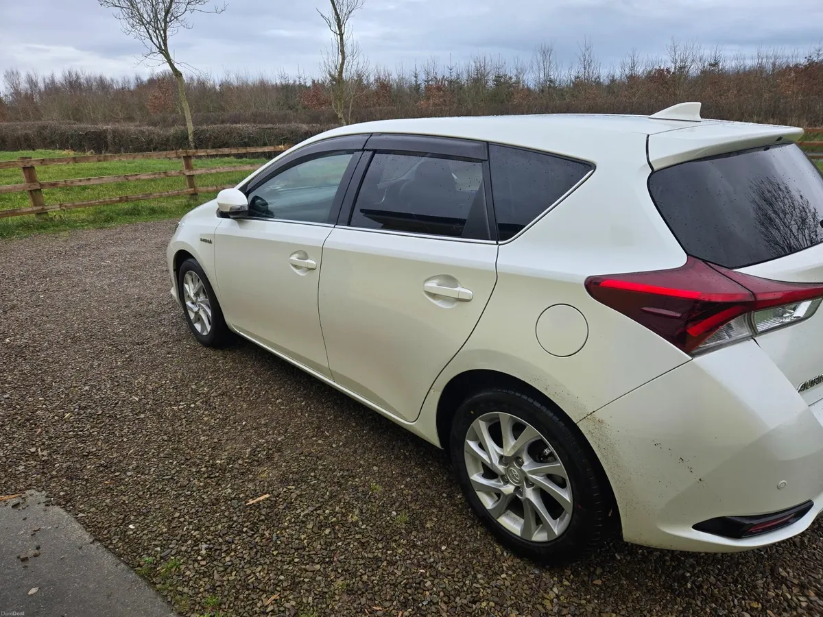 Toyota Auris 2016 - Image 2