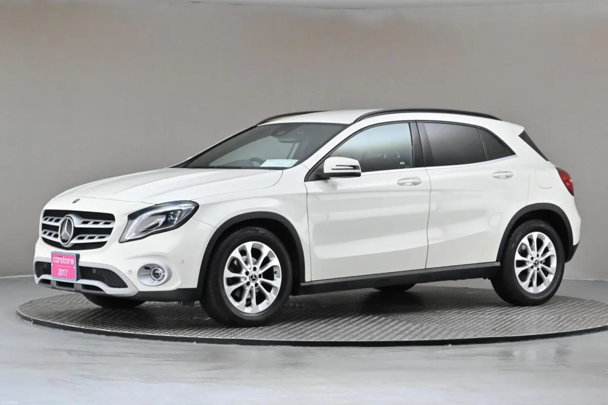 Mercedes-Benz GLA GLA 180 **HALF LEATHER**REVERSE - Image 4