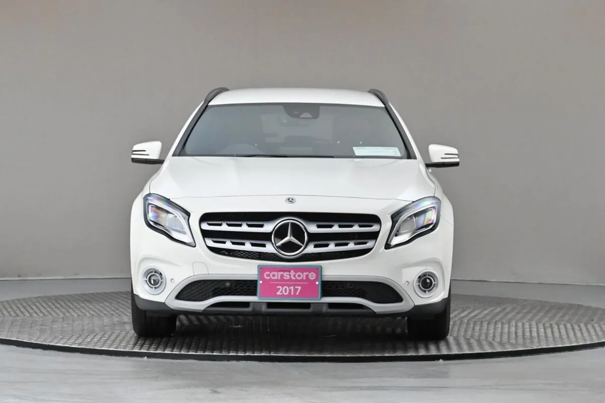 Mercedes-Benz GLA GLA 180 **HALF LEATHER**REVERSE - Image 2
