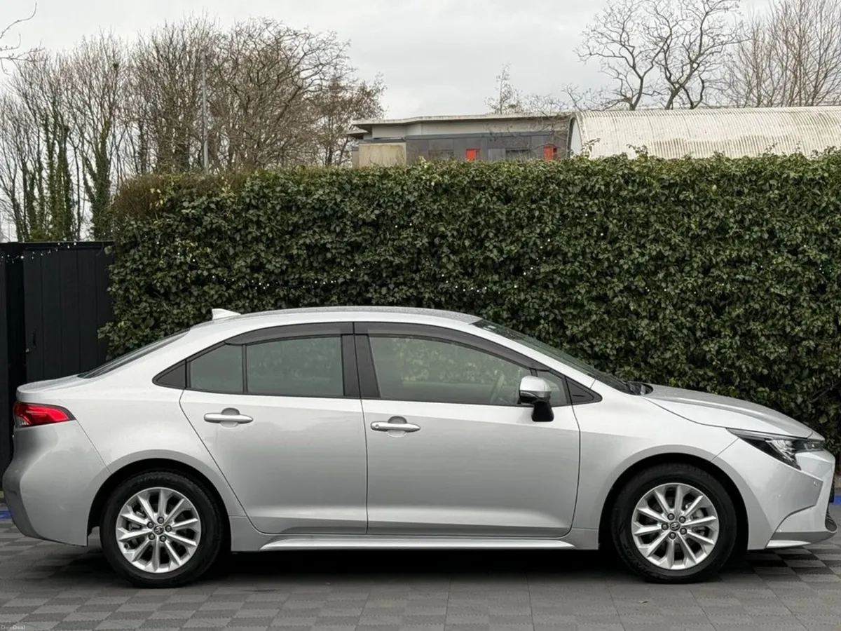 Toyota Corolla 1.8 HYBRID // HEATED SEATS // REVER - Image 2
