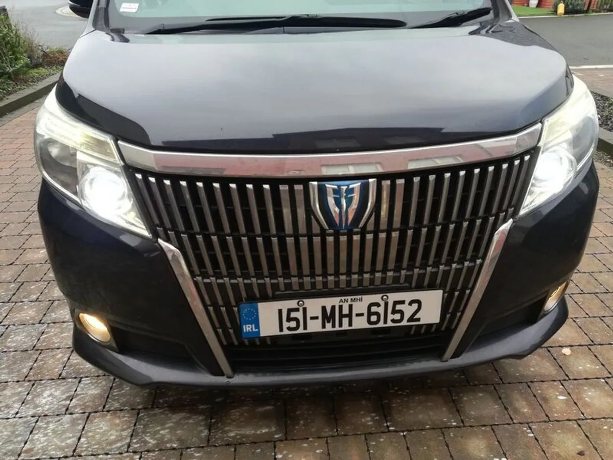 2015 Toyota Esquire - Image 2