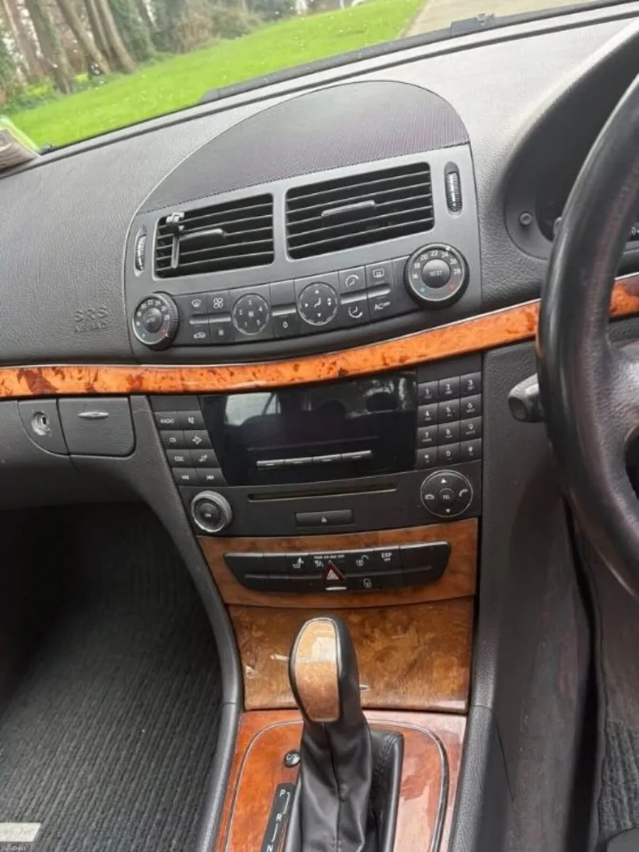 Mercedes-Benz E-Class 2005 - Image 2