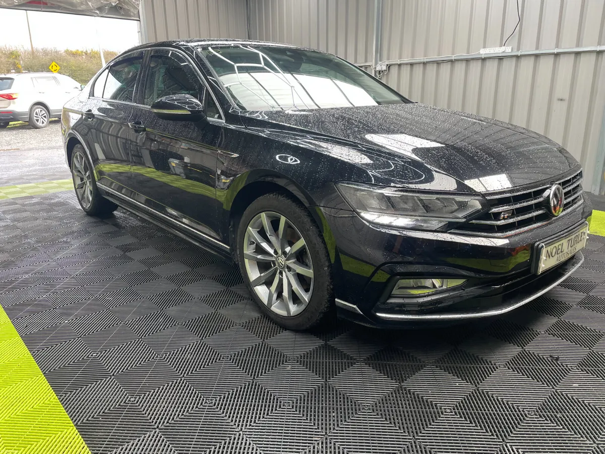 201 Volkswagen  PASSAT  R-LINE - Image 2