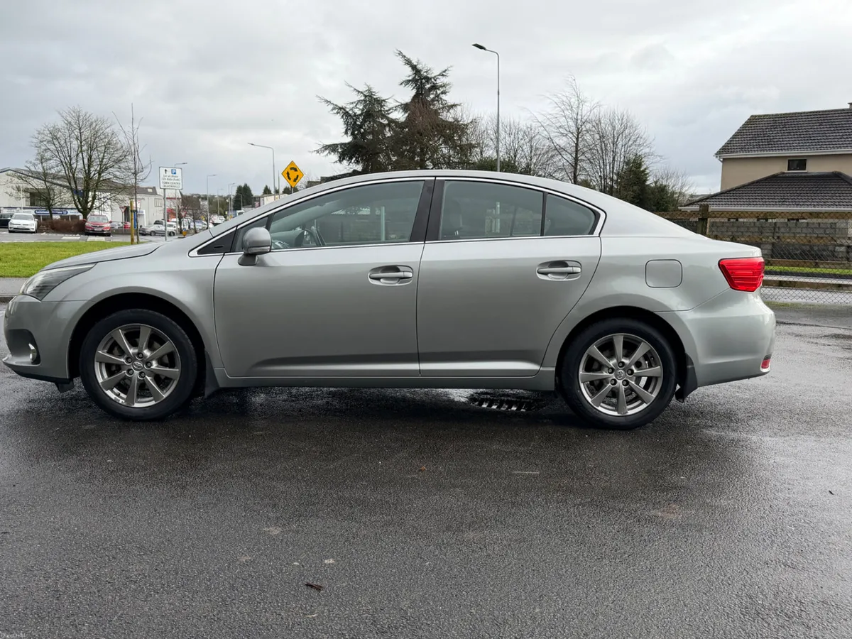 STUNNING 2012 1.6 PETROL TOYOTA AVENSIS - Image 4