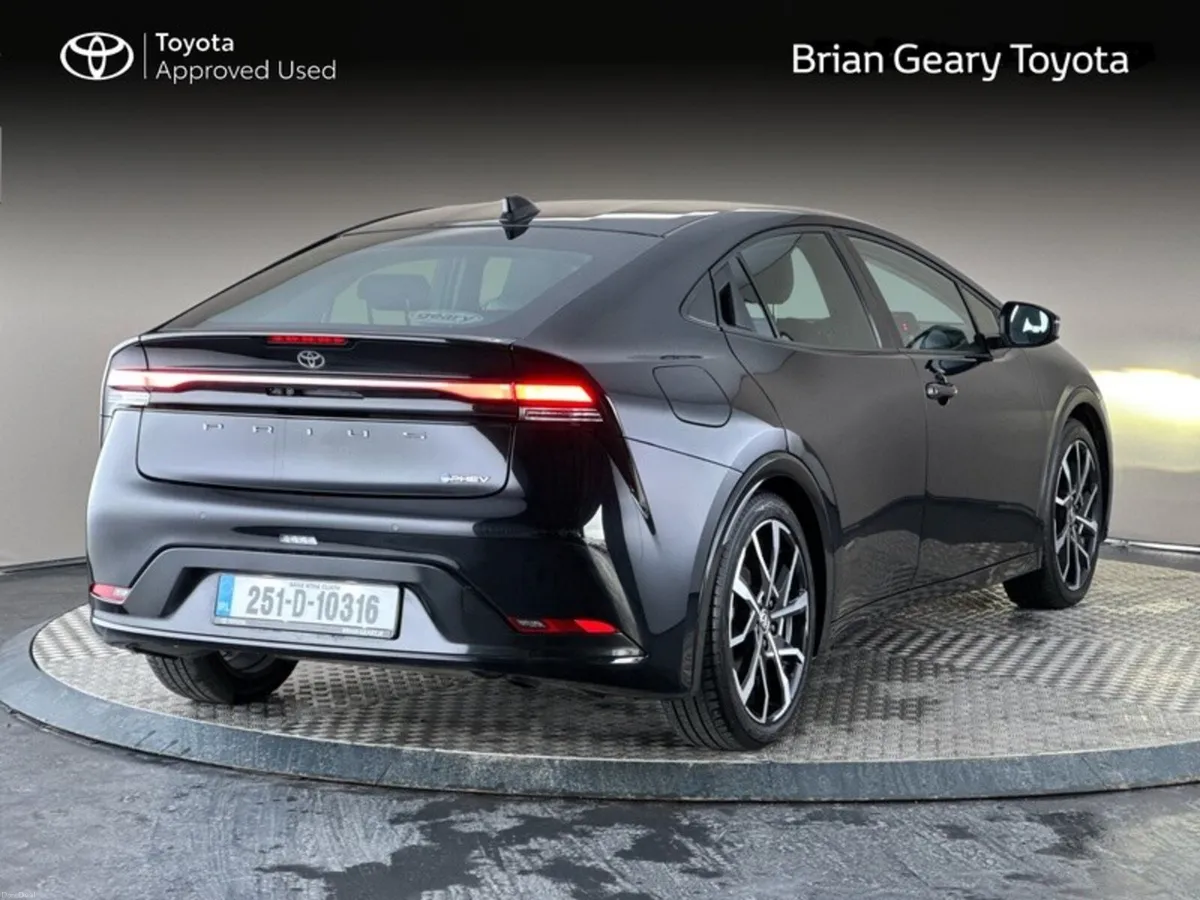Toyota Prius PLUG-IN HYBRID - Image 2