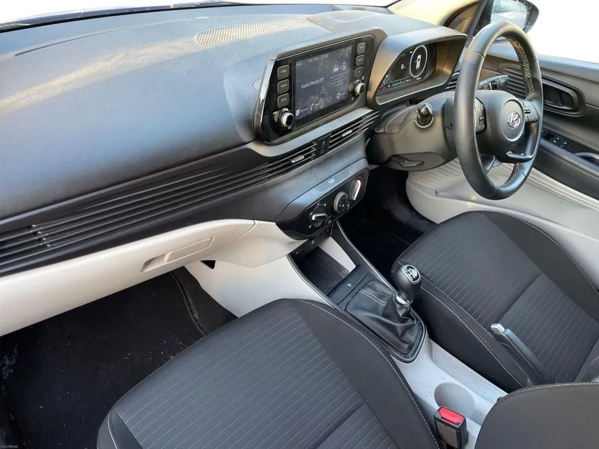 Hyundai i20 1.2 Launch Edition 2 Tone Roof - Image 4
