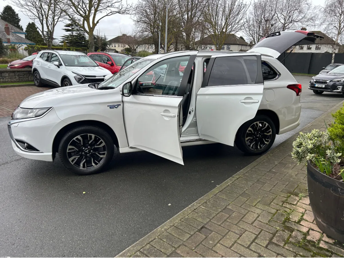 Mitsubishi Outlander 2.0 4x4 PHEV - Automatic SUV - Image 6
