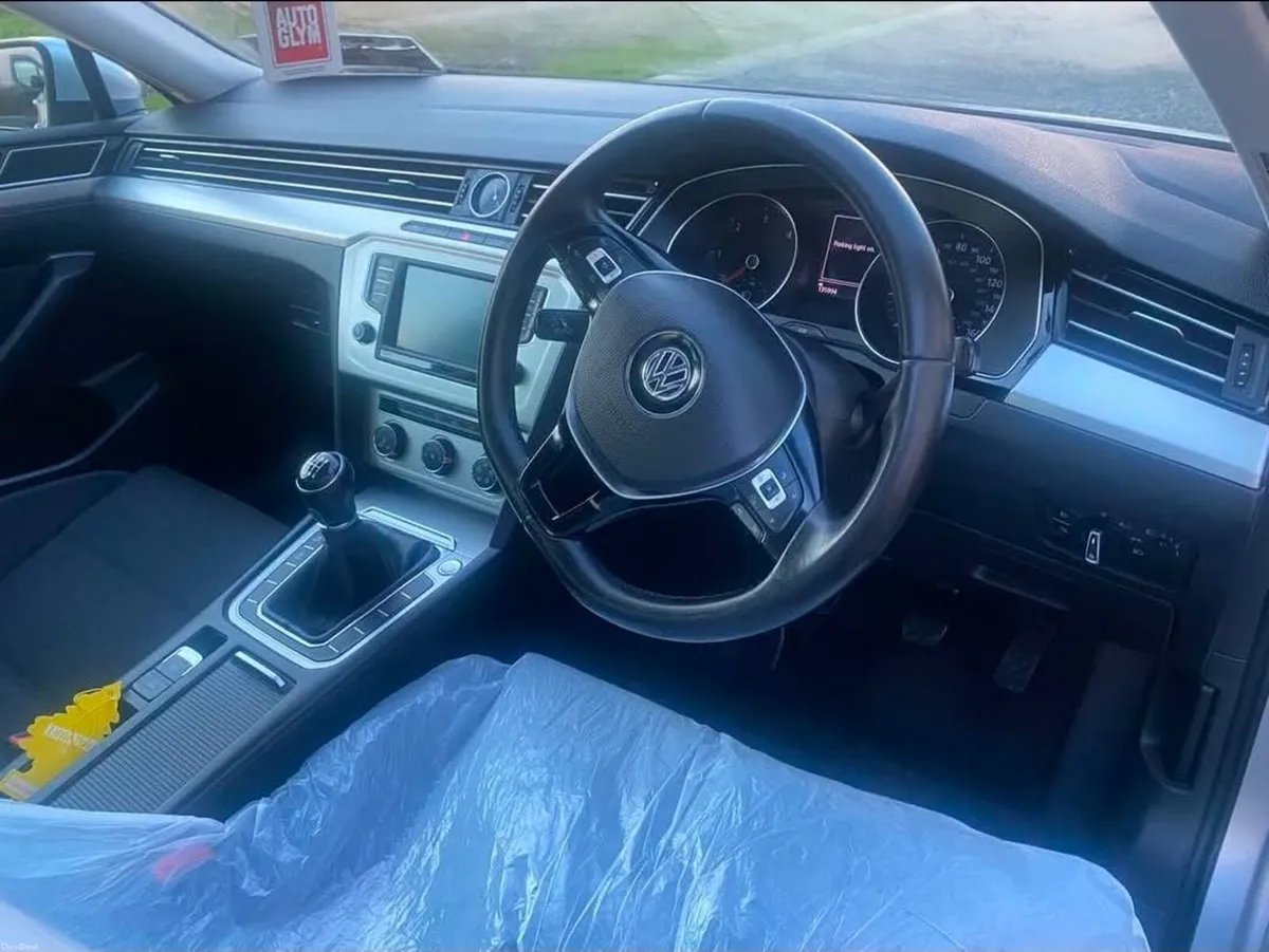 Volkswagen Passat 2017 - Image 2