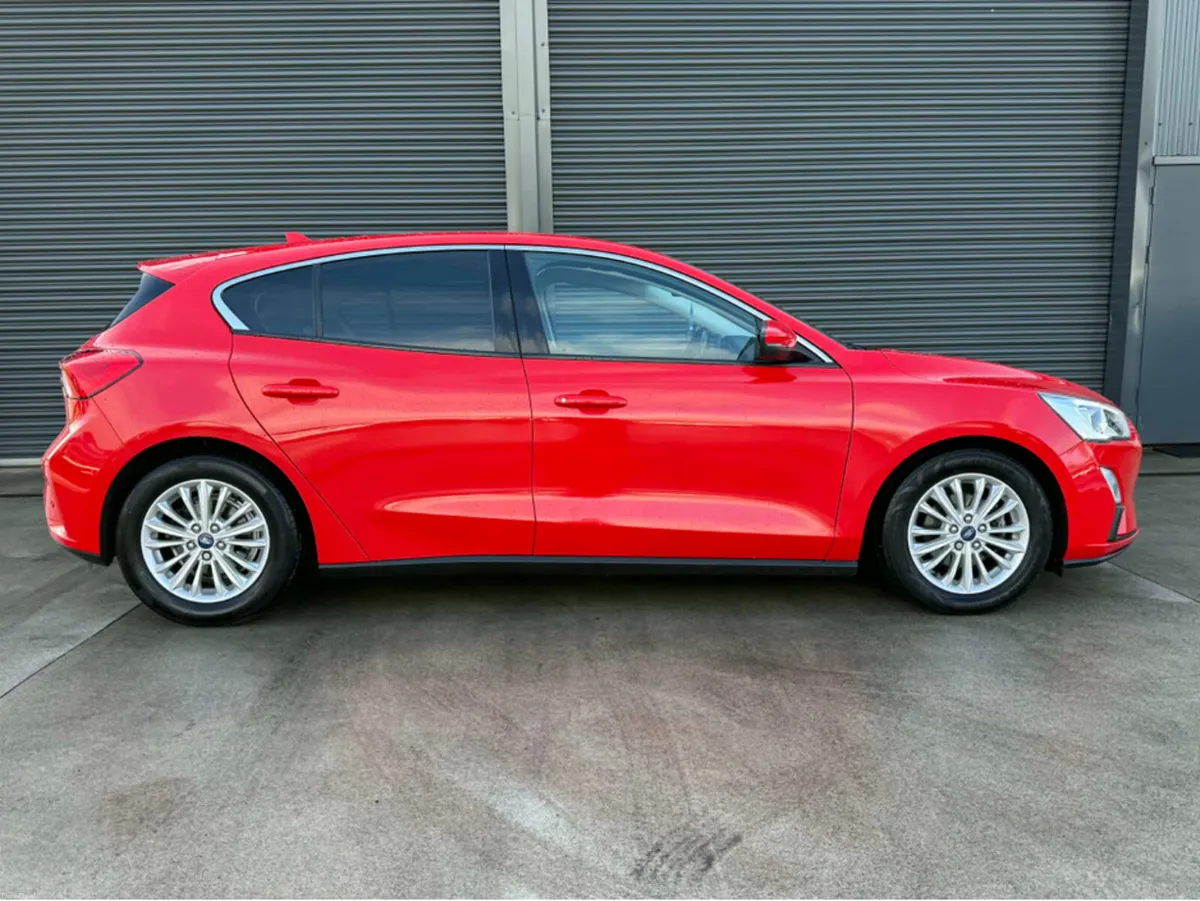 Ford Focus 1.5 TDCI TITANIUM 120PS 5DR - Image 3