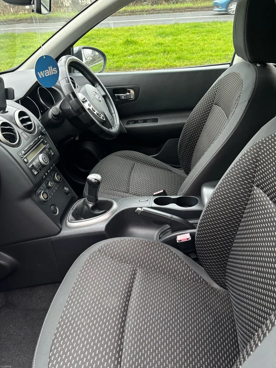 Nissan Qashqai 1.6 Petrol  LOW MILEAGE - Image 3