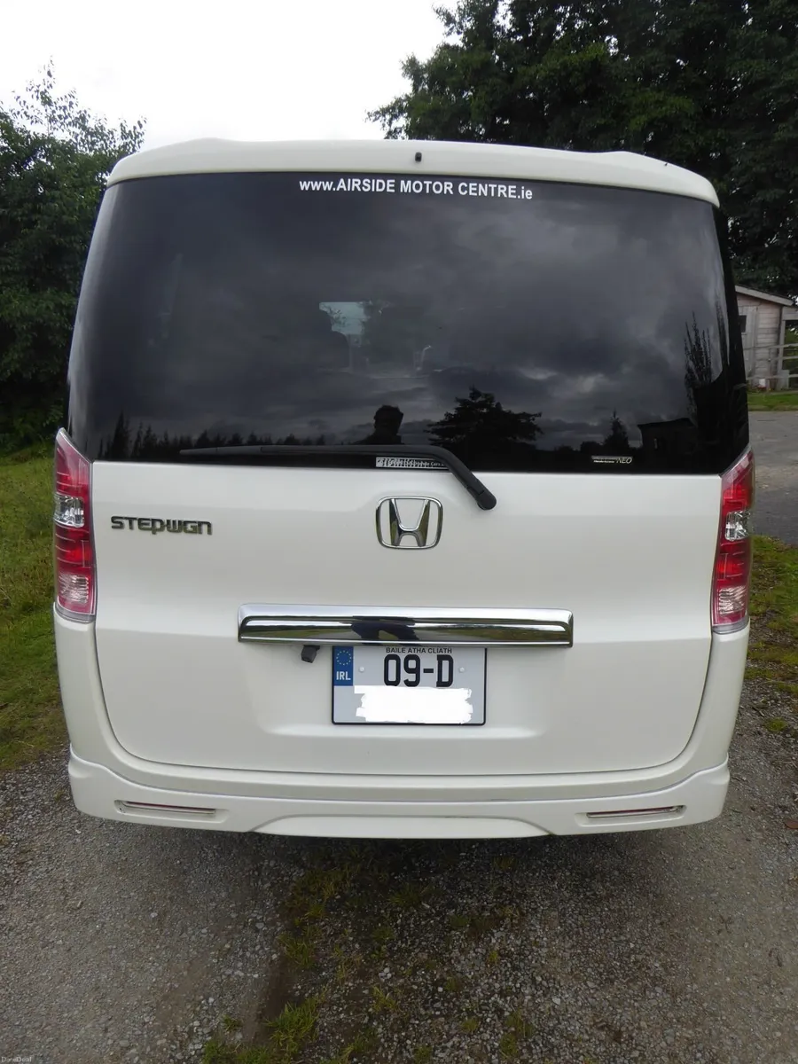 8-seater Honda Stepwagon 2009 - against offer - Image 4