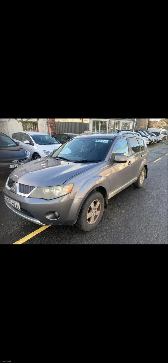 2008 Mitsubishi outlander 4 wheel drive - Image 2