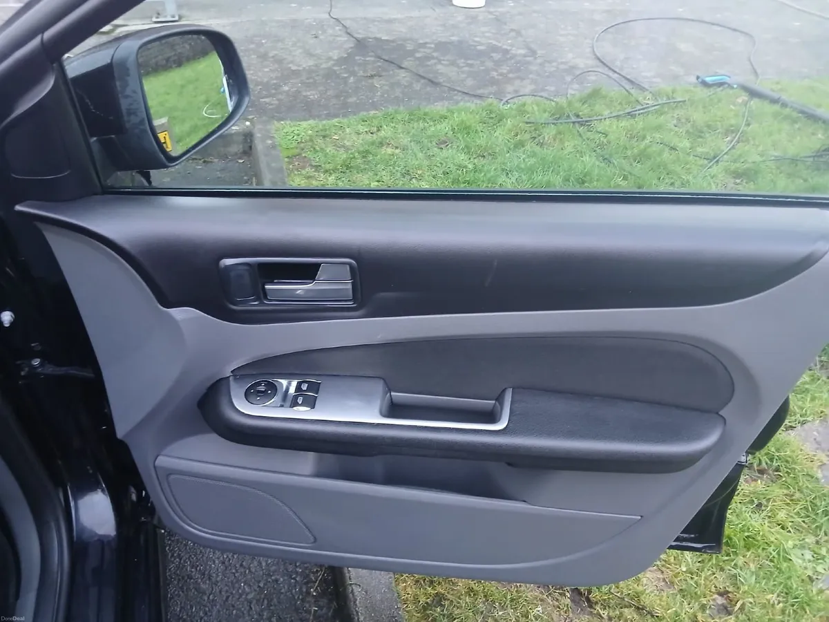 Ford Focus 2011 - Image 4