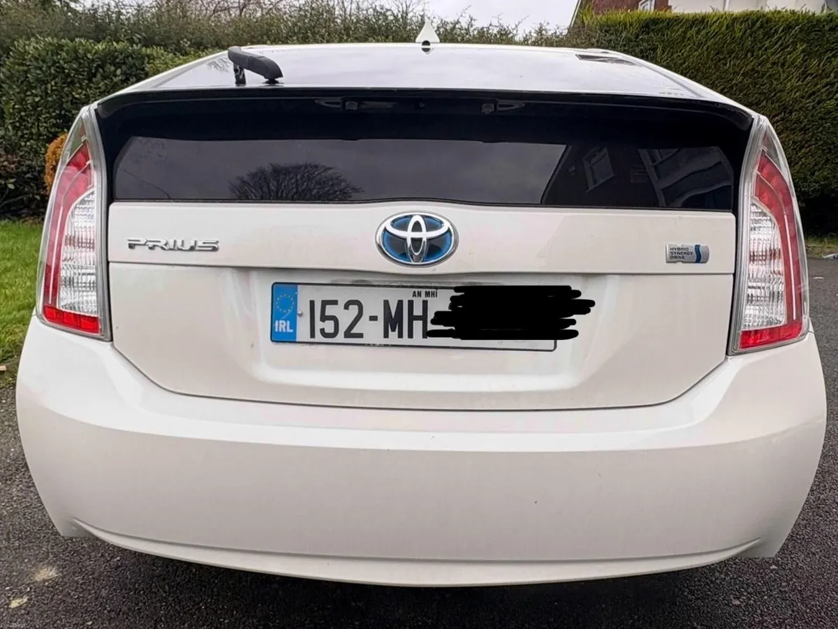 Toyota Prius 2015 - Image 2