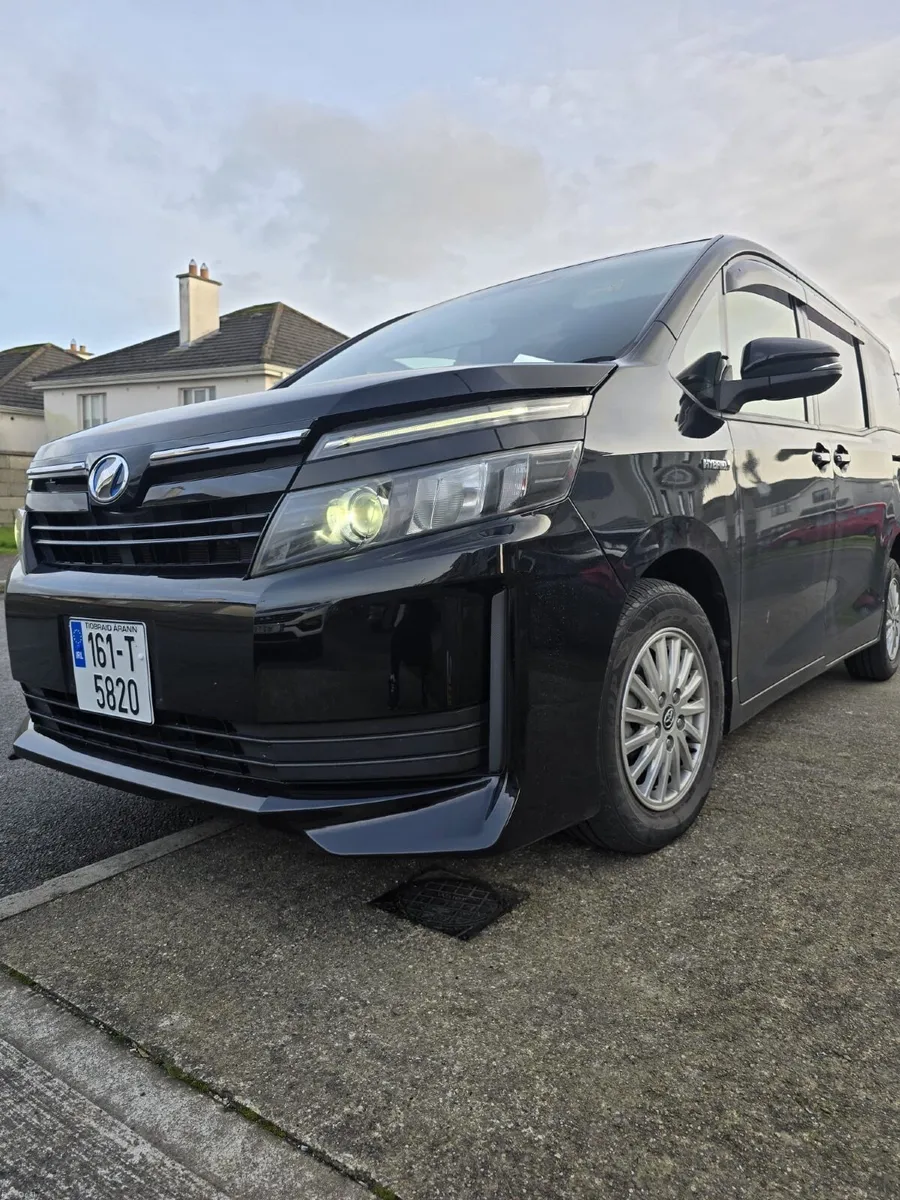 Toyota Voxy 2016 - Image 2