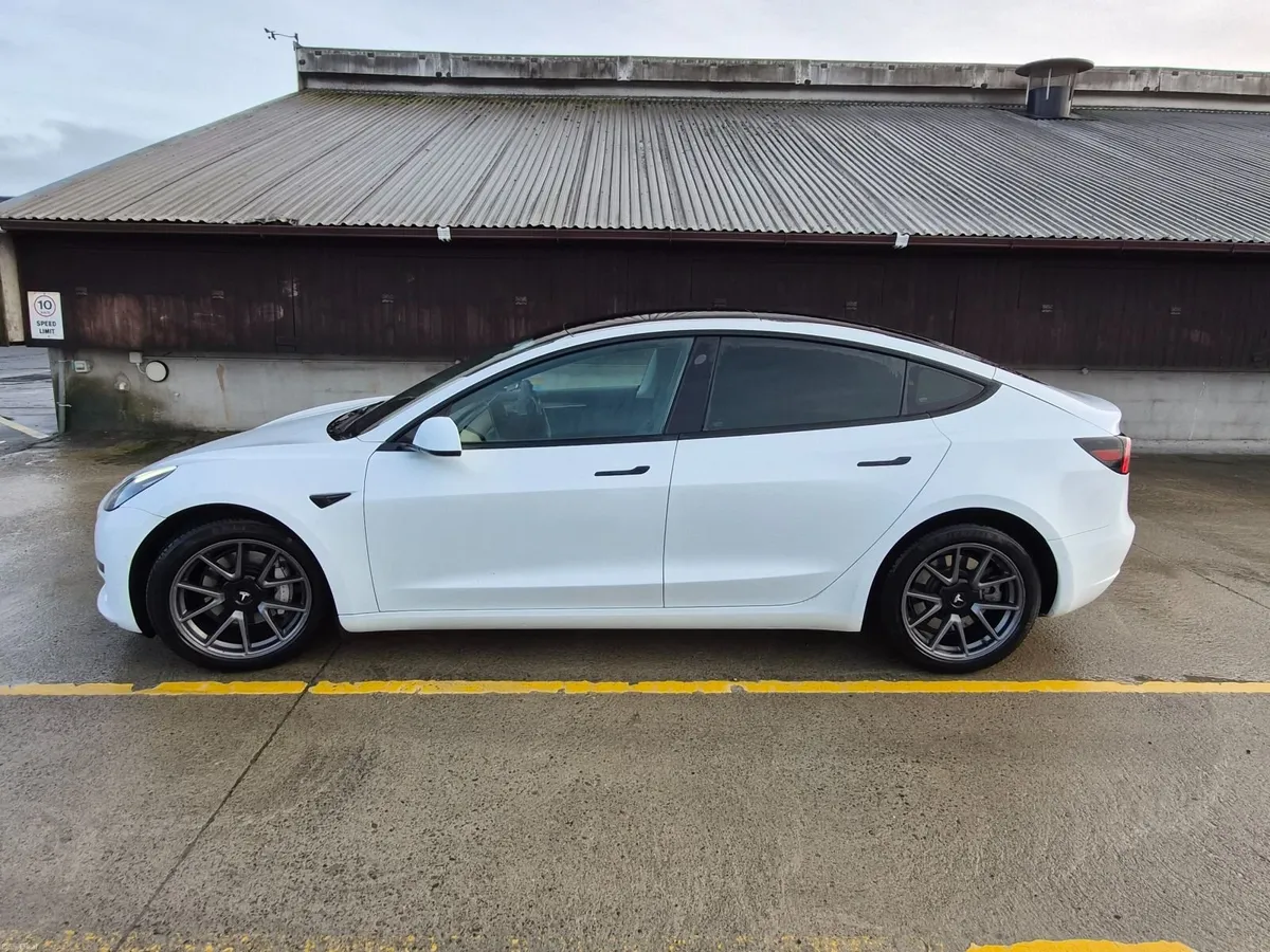 Tesla Model 3 2022 - Image 3